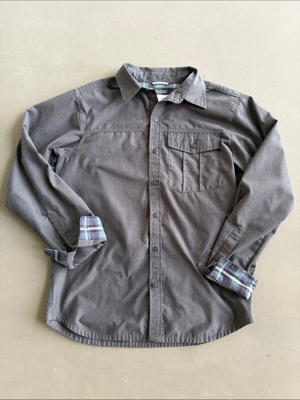 Columbia Omni-Wick Men's Button-Down Shirt in Charcoal with Plaid Cuff Accents
